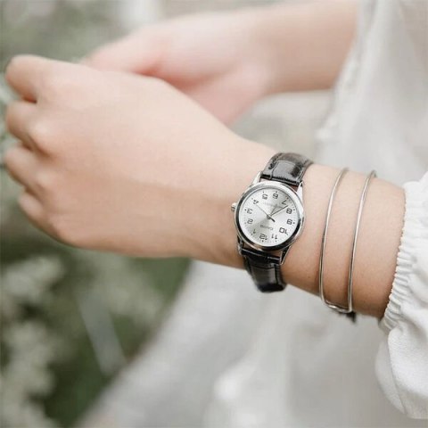 ZEGAREK DAMSKI CASIO LTP-V001L-7B (zd588d) + BOX ZEGAREK DAMSKI CASIO LTP-V001L-7B (zd588d) + BOX
