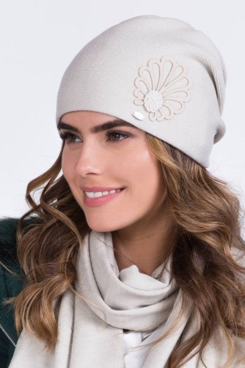 Czapka Damska Model Malwa Beige - Kamea - uniwersalny Czapka Damska Model Malwa Beige - Kamea - uniwersalny