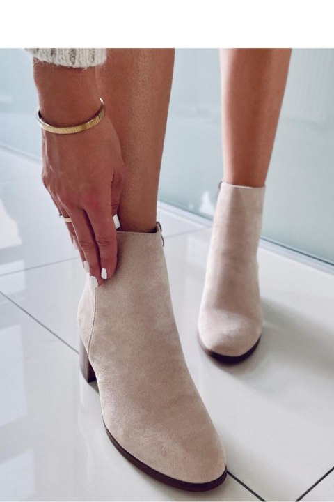 Botki na obcasie zamszowe klasyczne NATINA BEIGE - Inello - 39 Botki na obcasie zamszowe klasyczne NATINA BEIGE - Inello - 39