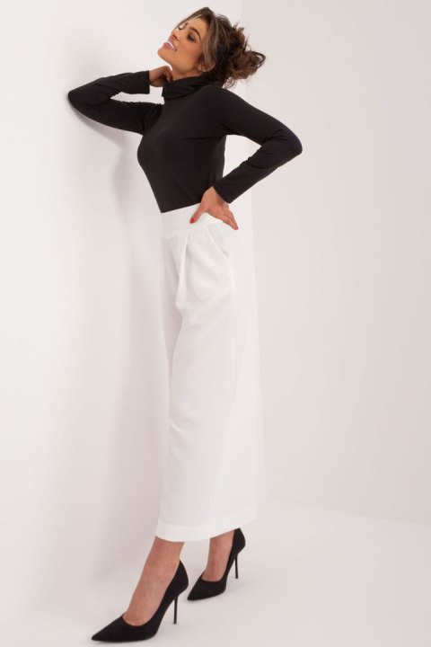 Spodnie Damskie Model DHJ-SP-7723.11 Ecru - Italy Moda - L Spodnie Damskie Model DHJ-SP-7723.11 Ecru - Italy Moda - L