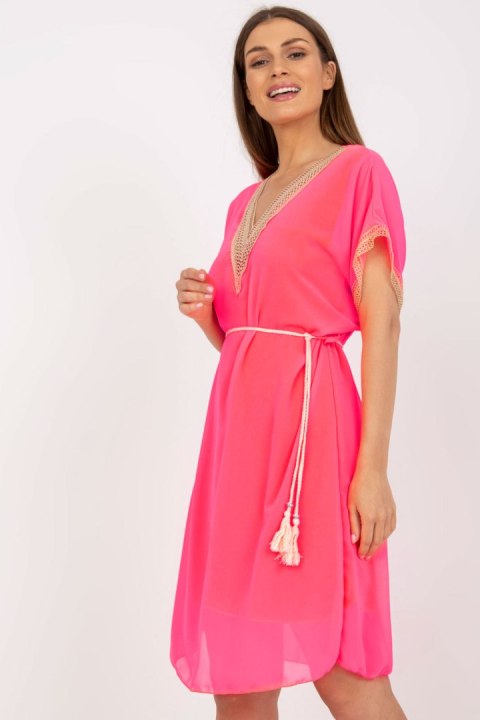 Sukienka Model DHJ-SK-1508.12 Fluo Pink - Italy Moda - uniwersalny Sukienka Model DHJ-SK-1508.12 Fluo Pink - Italy Moda - uniwersalny