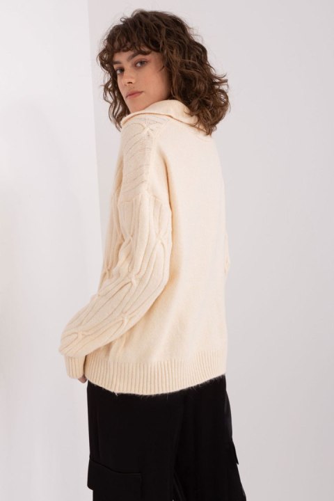 Sweter Damski Model AT-SW-2349-2.27 Light Beige - AT - uniwersalny Sweter Damski Model AT-SW-2349-2.27 Light Beige - AT - uniwersalny