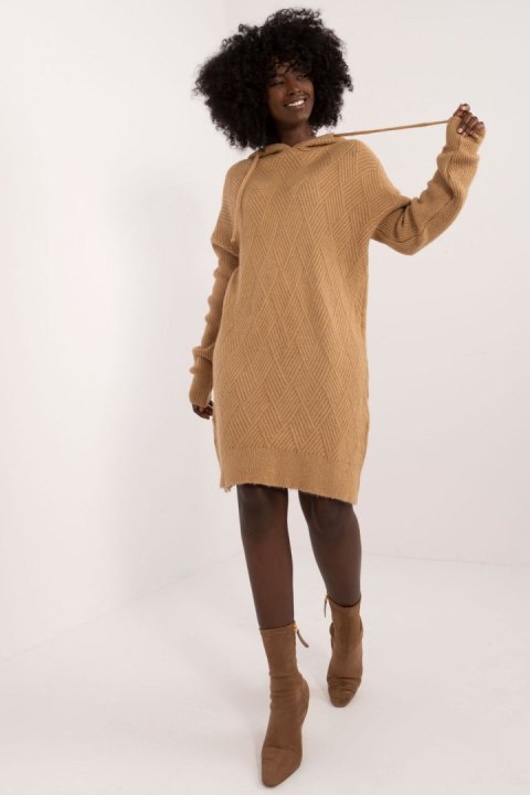 Sukienka Model BA-SW-0582.27 Camel - Badu - uniwersalny Sukienka Model BA-SW-0582.27 Camel - Badu - uniwersalny
