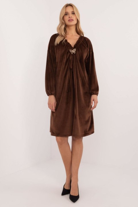 Sukienka Model DHJ-SK-19890.86P Brown - Italy Moda - uniwersalny Sukienka Model DHJ-SK-19890.86P Brown - Italy Moda - uniwersalny