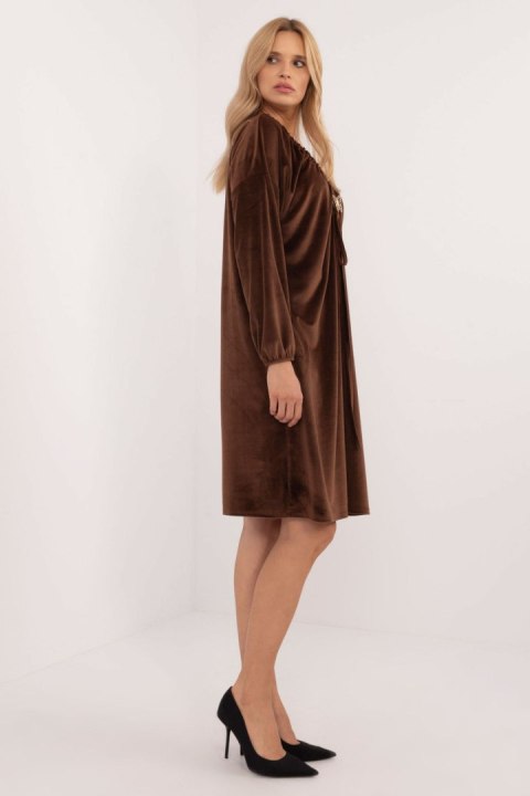 Sukienka Model DHJ-SK-19890.86P Brown - Italy Moda - uniwersalny Sukienka Model DHJ-SK-19890.86P Brown - Italy Moda - uniwersalny