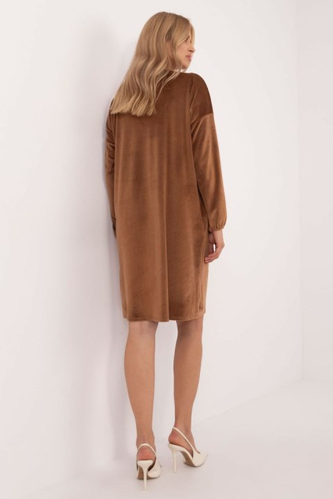 Sukienka Model DHJ-SK-19890.86P Light Brown - Italy Moda - uniwersalny Sukienka Model DHJ-SK-19890.86P Light Brown - Italy Moda - uniwersalny