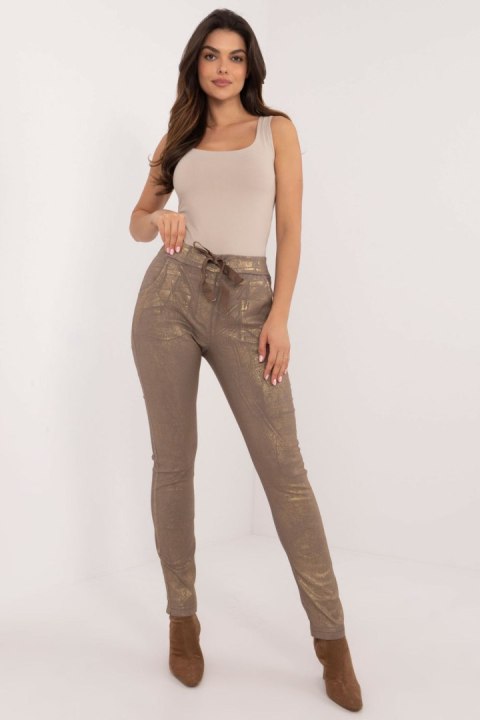 Spodnie Damskie Model DHJ-SP-21258.32 Dark Beige - Italy Moda - uniwersalny Spodnie Damskie Model DHJ-SP-21258.32 Dark Beige - Italy Moda - uniwersalny