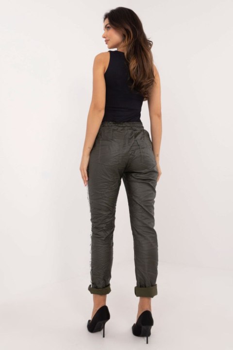 Spodnie Damskie Model DHJ-SP-21557.35 Khaki - Italy Moda - uniwersalny Spodnie Damskie Model DHJ-SP-21557.35 Khaki - Italy Moda - uniwersalny