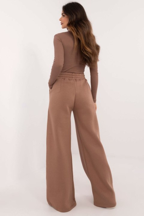 Spodnie Komplet Model EM-KMPL-866.19 Light Brown - Factory Price - uniwersalny Spodnie Komplet Model EM-KMPL-866.19 Light Brown - Factory Price - uniwersalny