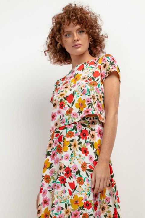 Bluzka Model T408 Kwiaty na białym tle - Tessita - XXXL Bluzka Model T408 Kwiaty na białym tle - Tessita - XXXL