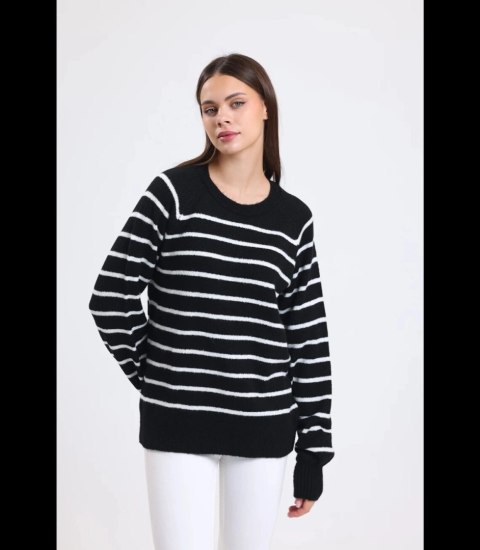 Ciepły damski sweter modny w paski ANNA (Czarny) Ciepły damski sweter modny w paski ANNA (Czarny)