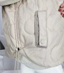 Krótki damski bezrękawnik kamizelka PLUS SIZE LILY (Beżowy) Krótki damski bezrękawnik kamizelka PLUS SIZE LILY (Beżowy)
