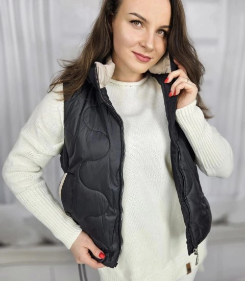 Krótki damski bezrękawnik kamizelka PLUS SIZE LILY (Czarny) Krótki damski bezrękawnik kamizelka PLUS SIZE LILY (Czarny)