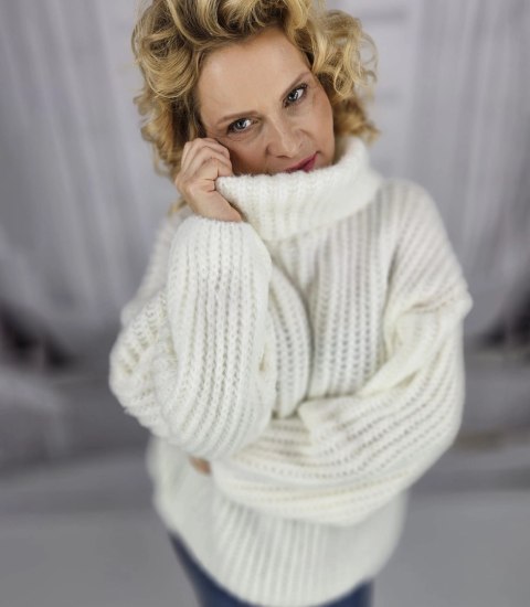 Ciepły sweter golf damski oversize gruby splot miły miękki LAPONIA (Biały) Ciepły sweter golf damski oversize gruby splot miły miękki LAPONIA (Biały)