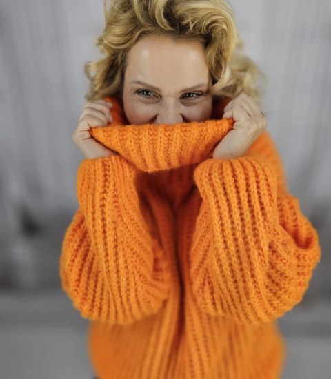 Ciepły sweter golf damski oversize gruby splot miły miękki LAPONIA (Pomarańczowy) Ciepły sweter golf damski oversize gruby splot miły miękki LAPONIA (Pomarańczowy)