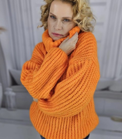 Ciepły sweter golf damski oversize gruby splot miły miękki LAPONIA (Pomarańczowy) Ciepły sweter golf damski oversize gruby splot miły miękki LAPONIA (Pomarańczowy)