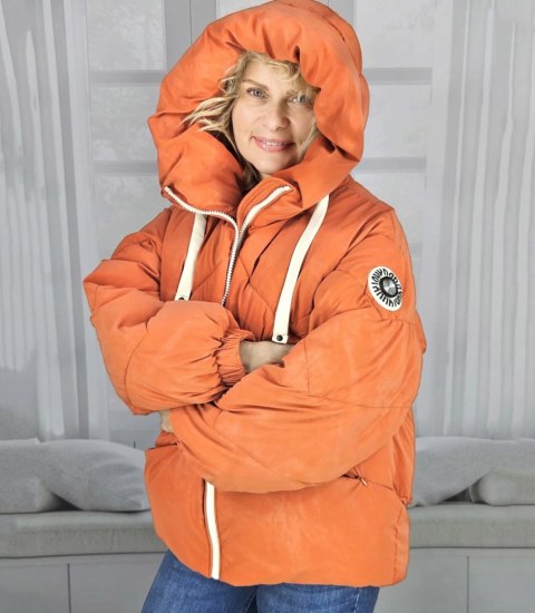 Damska pikowana ocieplana kurtka zimowa z kapturem MATILDA (Pomarańczowy)