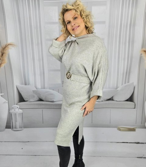 Dzianinowa sukienka midi z paskiem i rękawami typu nietoperz ALENA (Szary) Dzianinowa sukienka midi z paskiem i rękawami typu nietoperz ALENA (Szary)
