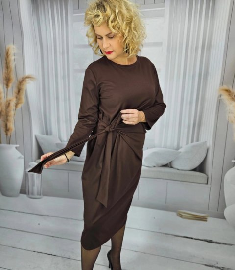 Elegancka ołowkowa sukienka midi z szarfą w pasie PAMELA (Brązowy) Elegancka ołowkowa sukienka midi z szarfą w pasie PAMELA (Brązowy)