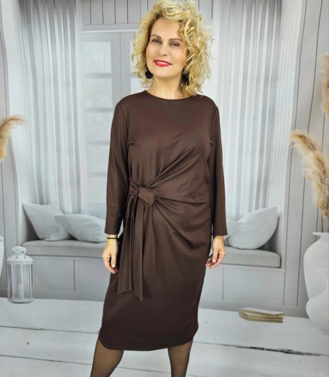 Elegancka ołowkowa sukienka midi z szarfą w pasie PAMELA (Brązowy) Elegancka ołowkowa sukienka midi z szarfą w pasie PAMELA (Brązowy)