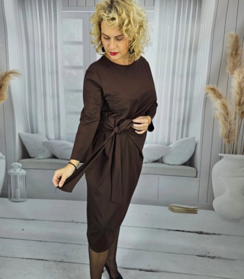 Elegancka ołowkowa sukienka midi z szarfą w pasie PAMELA (Brązowy) Elegancka ołowkowa sukienka midi z szarfą w pasie PAMELA (Brązowy)