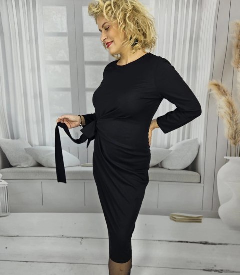 Elegancka ołowkowa sukienka midi z szarfą w pasie PAMELA (Czarny) Elegancka ołowkowa sukienka midi z szarfą w pasie PAMELA (Czarny)