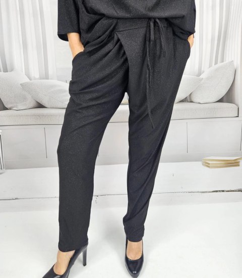 Eleganckie luźne spodnie kopertowe z wiązaniem w pasie CLARA (Czarny) Eleganckie luźne spodnie kopertowe z wiązaniem w pasie CLARA (Czarny)