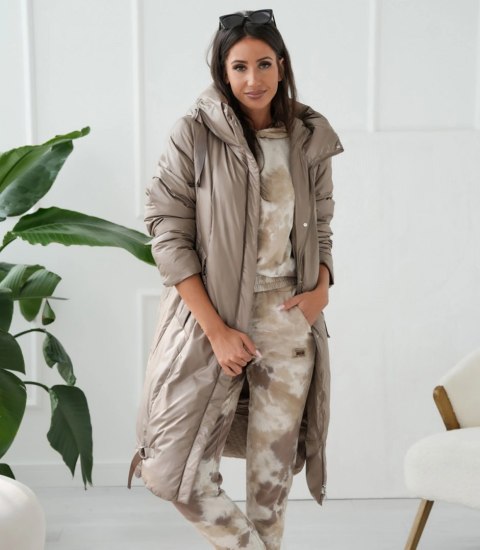 Długi elegancki pikowany płaszcz damski zimowy ocieplany REGINA (Beżowy) Długi elegancki pikowany płaszcz damski zimowy ocieplany REGINA (Beżowy)