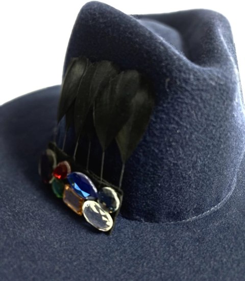 Elegancki damski kapelusz fedora z ozdobną broszką z kolorowymi cyrkoniami (Niebieski) Elegancki damski kapelusz fedora z ozdobną broszką z kolorowymi cyrkoniami (Niebieski)