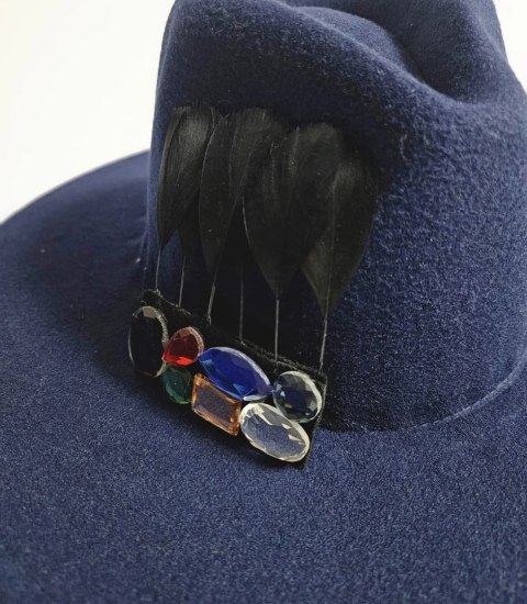 Elegancki damski kapelusz fedora z ozdobną broszką z kolorowymi cyrkoniami (Niebieski) Elegancki damski kapelusz fedora z ozdobną broszką z kolorowymi cyrkoniami (Niebieski)