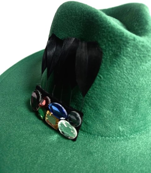 Elegancki damski kapelusz fedora z ozdobną broszką z kolorowymi cyrkoniami (Zielony) Elegancki damski kapelusz fedora z ozdobną broszką z kolorowymi cyrkoniami (Zielony)
