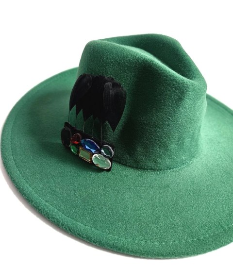 Elegancki damski kapelusz fedora z ozdobną broszką z kolorowymi cyrkoniami (Zielony) Elegancki damski kapelusz fedora z ozdobną broszką z kolorowymi cyrkoniami (Zielony)