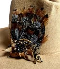Elegancki damski kapelusz panama z ozdobną broszką z piórami i koralikami (Beżowy) Elegancki damski kapelusz panama z ozdobną broszką z piórami i koralikami (Beżowy)