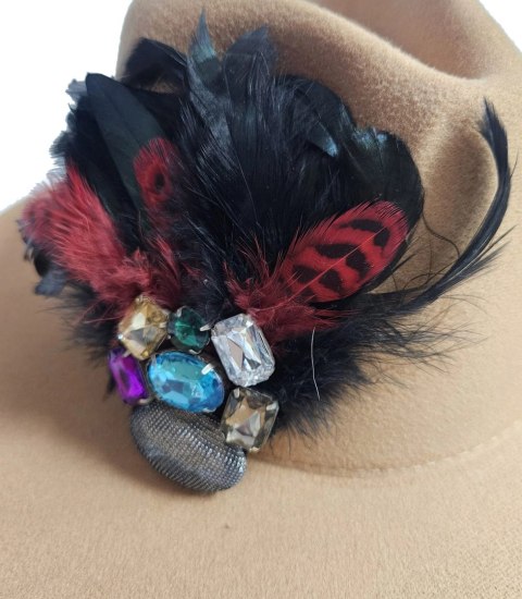 Elegancki damski kapelusz z dużą broszką z piórami i kolorowymi cyrkoniami (Beżowy) Elegancki damski kapelusz z dużą broszką z piórami i kolorowymi cyrkoniami (Beżowy)