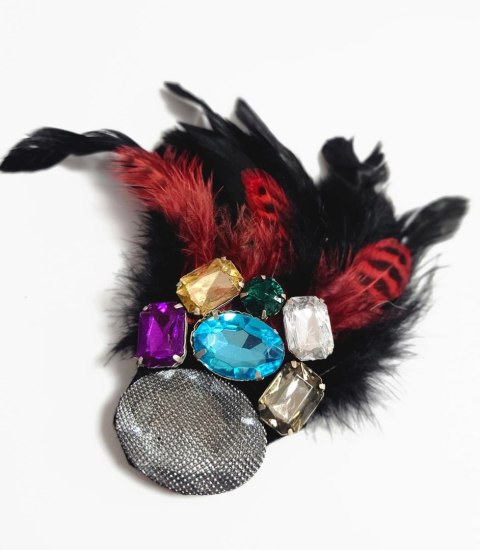 Elegancki damski kapelusz z dużą broszką z piórami i kolorowymi cyrkoniami (Beżowy) Elegancki damski kapelusz z dużą broszką z piórami i kolorowymi cyrkoniami (Beżowy)