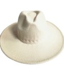 Elegancki damski kapelusz z dużą broszką z piórami i kolorowymi cyrkoniami (Beżowy) Elegancki damski kapelusz z dużą broszką z piórami i kolorowymi cyrkoniami (Beżowy)